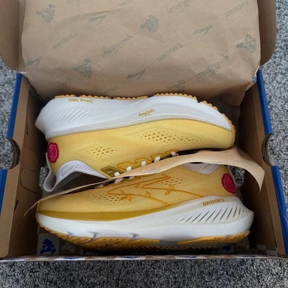 Brooks Women's run Disney Belle sneakers - Picture 5 of 5